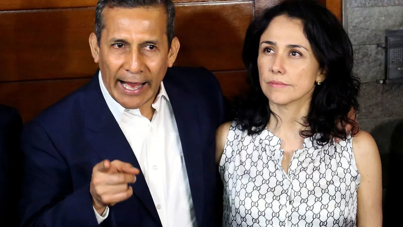 نادين هيريديا، السيدة الأولى السابقة في بيرو، تظهر بجانب زوجها أولانتا هومالا خلال مؤتمر صحفي بعد الحكم عليهما بالسجن بتهم غسل الأموال.