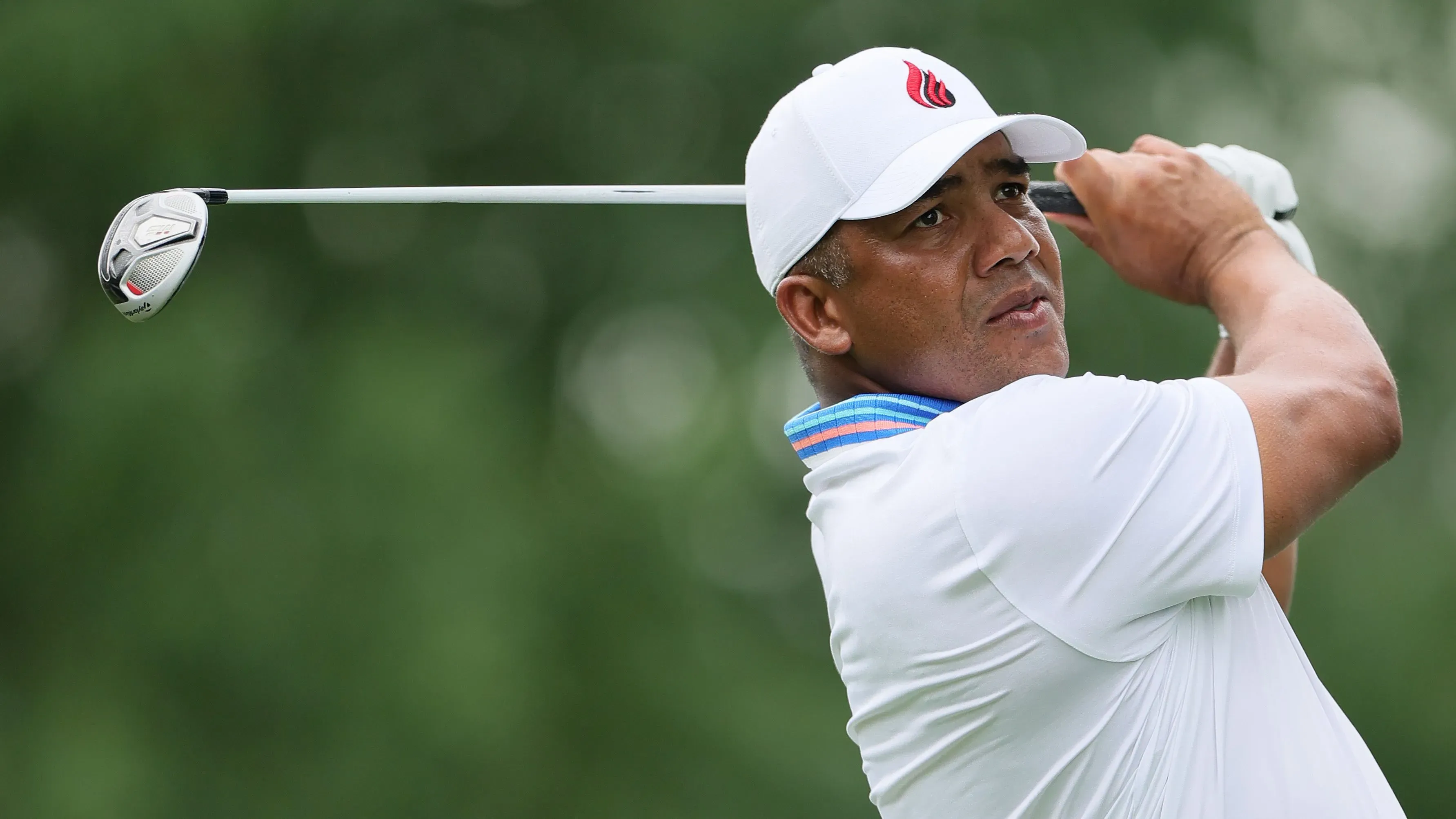 جوناثان فيجاس أثناء تسديدته للكرة في الجولة الثانية من بطولة رابطة محترفي الجولف 2025، حيث يتصدر المنافسة في نادي كويل هولو.