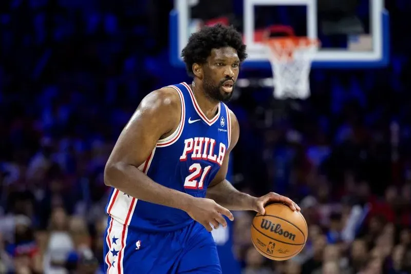 إيمبييد، لاعب فريق فيلادلفيا 76ers، يتحرك بالكرة خلال مباراة، بعد إعلان غيابه عن بقية موسم الدوري الأمريكي للمحترفين بسبب مشاكل في الركبة.