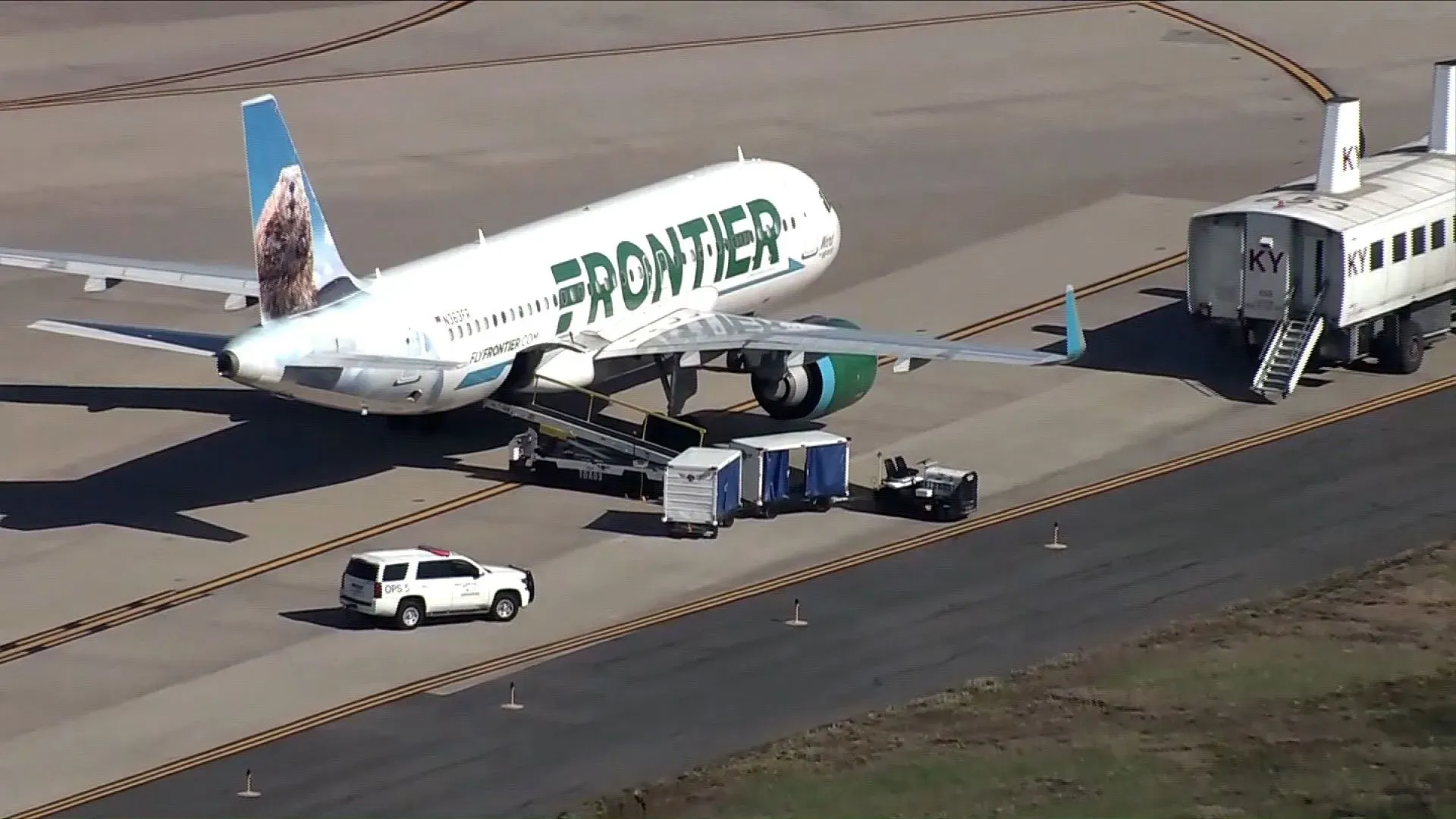 طائرة إيرباص A320 تابعة لشركة فرونتير متوقفة على المدرج في مطار واشنطن دالاس، أثناء إجراء تفتيش أمني بعد سماع صوت صفير.