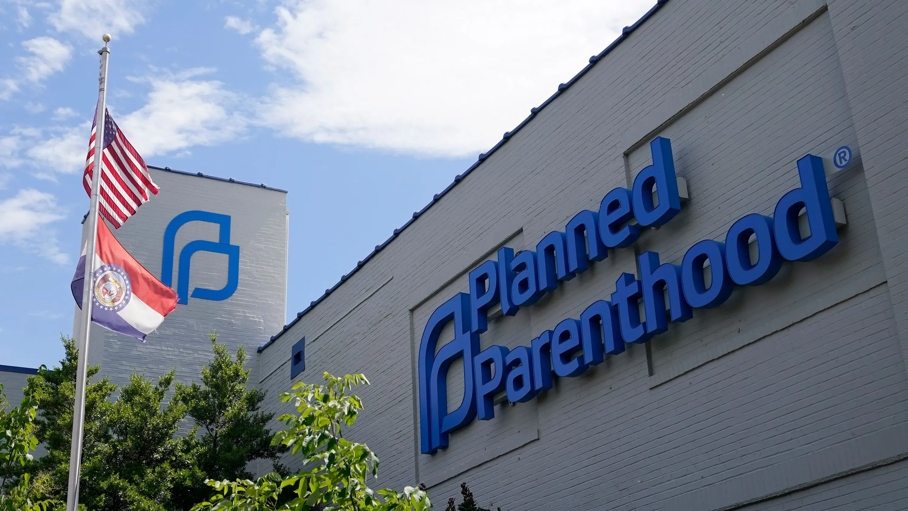 مبنى منظمة الأبوة المخططة في سانت لويس، مع العلم الأمريكي وعلم ولاية ميسوري يرفرفان أمامه، يشير إلى استئناف عمليات الإجهاض الجراحية.