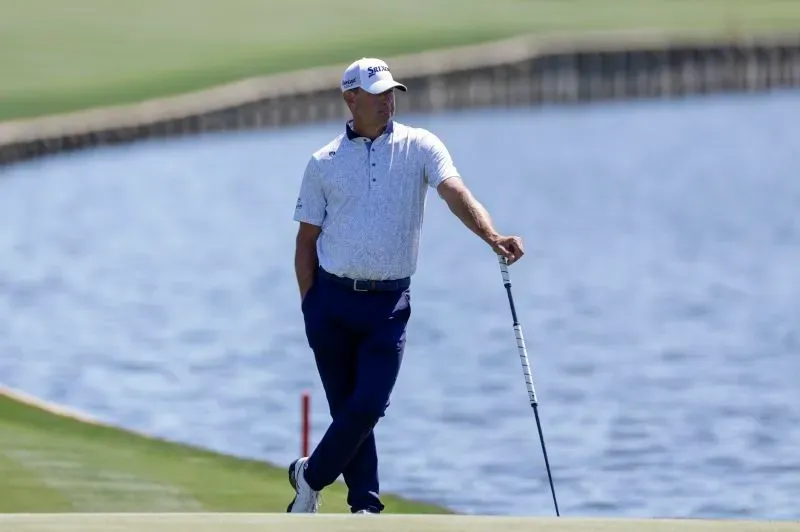 كاميلو فيليجاس، لاعب جولف كولومبي، يتأمل في الملعب بجانب بحيرة أثناء مشاركته في بطولة اللاعبين، حيث يسعى لاستعادة مستواه.