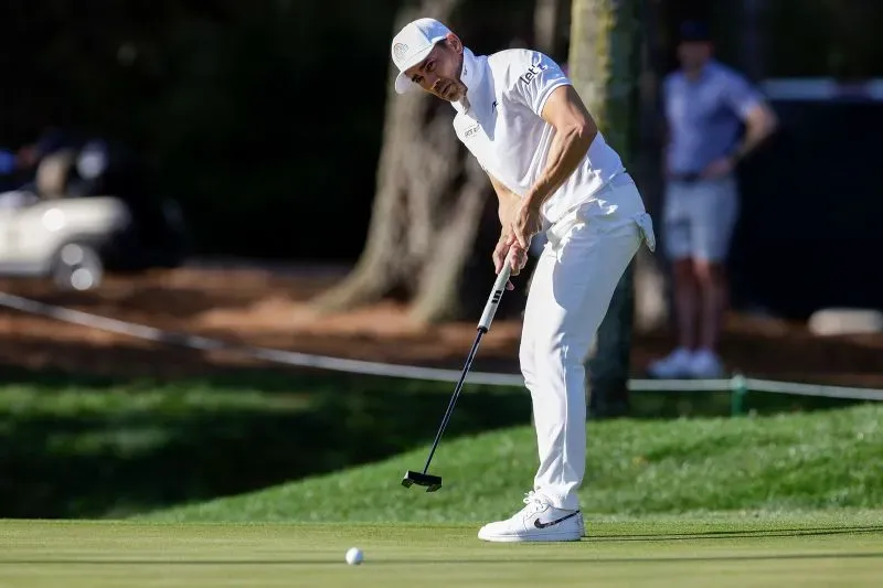 لاعب جولف ينفذ ضربة من مسافة قريبة على ملعب TPC Sawgrass، مع التركيز على التقنية والأداء في بطولة اللاعبين.