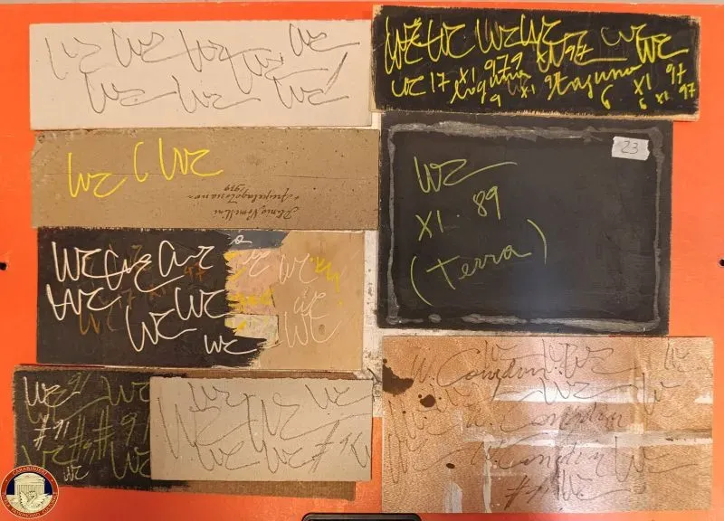 مجموعة من اللوحات الفنية المزيفة تحمل توقيعات لفنانين مشهورين، تم ضبطها خلال تحقيقات الشرطة الإيطالية في عملية تزوير.