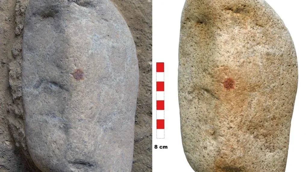 حصاة تحمل بصمة إنسان نياندرتال، تعود إلى حوالي 43,000 سنة، تظهر علامة حمراء غريبة، مما يشير إلى قدرة الإنسان البدائي على ابتكار فن رمزي.