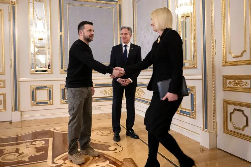لقاء بين الرئيس الأوكراني فولوديمير زيلينسكي والسفيرة الأمريكية بريجيت برينك، بحضور وزير الخارجية أنطوني بلينكن، في سياق العلاقات الأمريكية الأوكرانية.