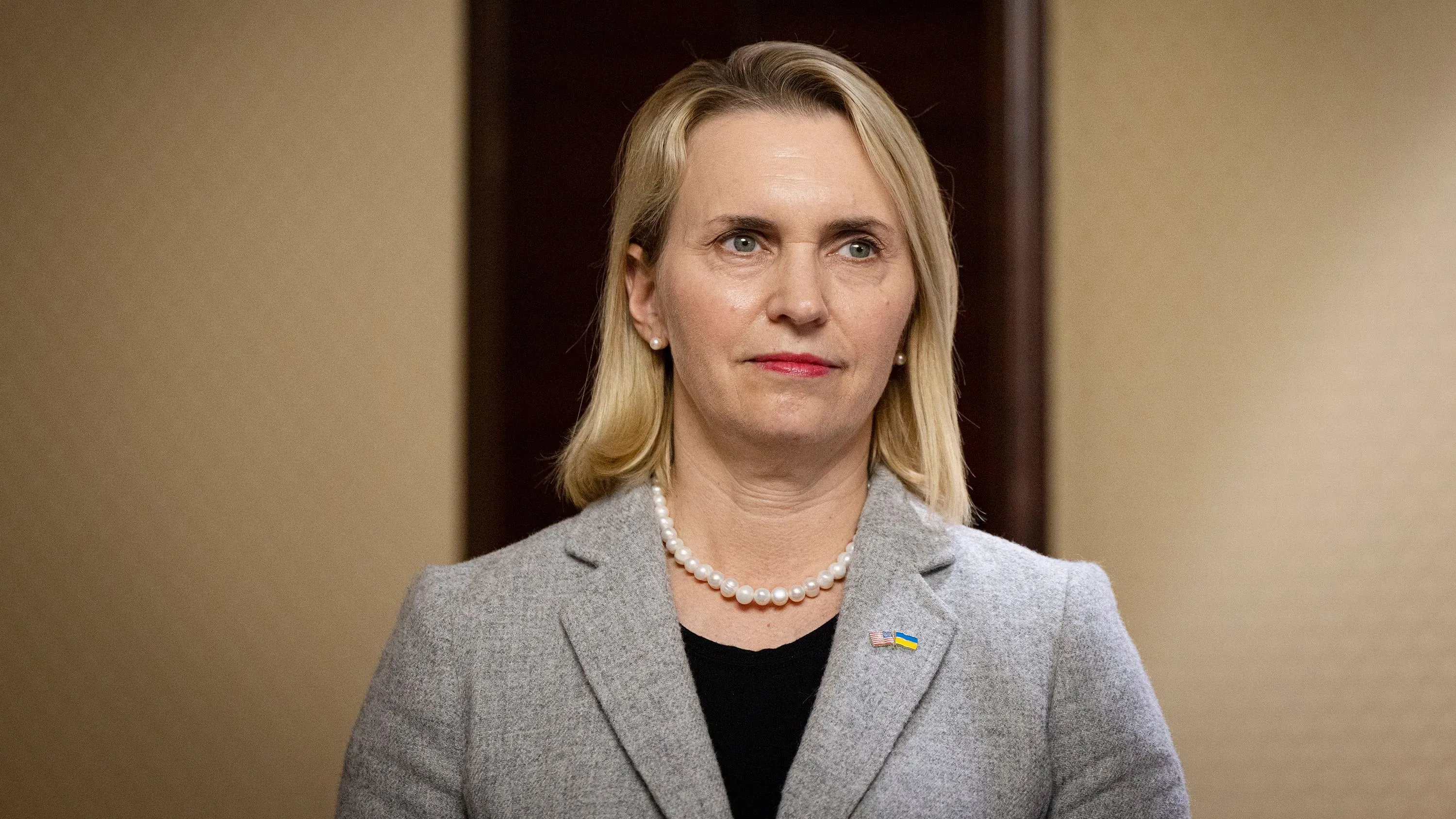 سفيرة الولايات المتحدة لدى أوكرانيا، بريجيت برينك، خلال مؤتمر صحفي، تعكس التوترات في العلاقات الأمريكية الأوكرانية.