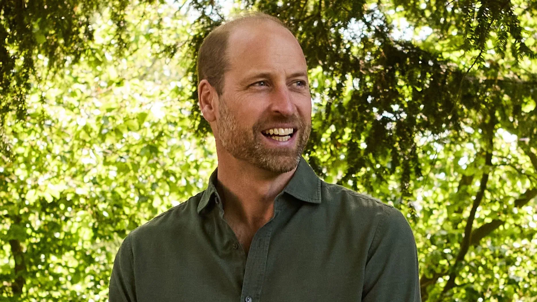 الأمير ويليام يتحدث بابتسامة في بيئة طبيعية، داعمًا جهود الحراس لحماية الحياة البرية. يسلط الضوء على المخاطر التي يواجهونها.