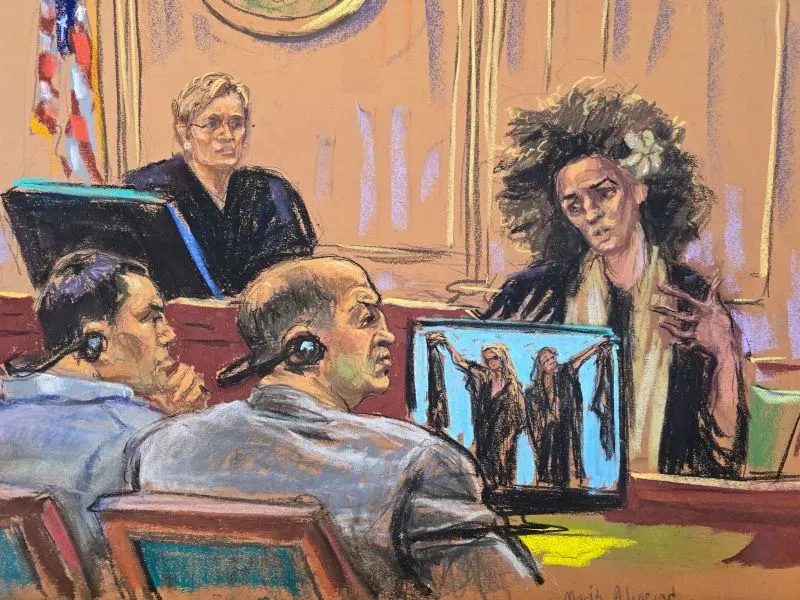 رسم يوضح جلسة محاكمة تتضمن القاضي وشاهدًا يتحدث، بينما يجلس المتهمون في المقدمة مع سماعات الأذن، مما يعكس التوتر في القضية المتعلقة بمؤامرة اغتيال.