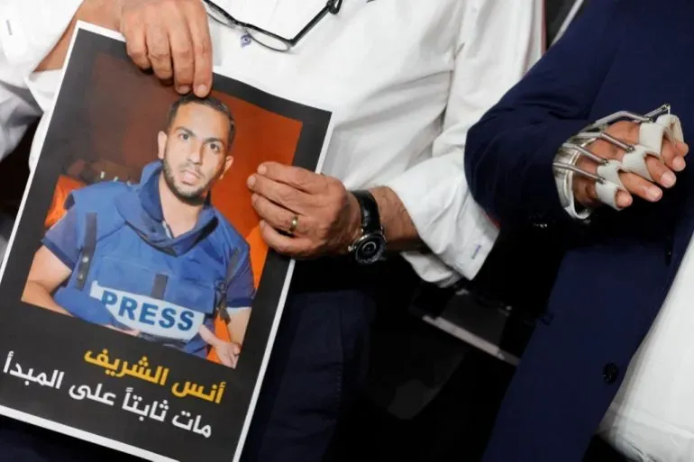 ملصق يحمل صورة أنس الشريف، الصحفي القتيل، مكتوب عليه "مات ثابتًا على المبادئ"، خلال احتجاج على مقتل الصحفيين في غزة.