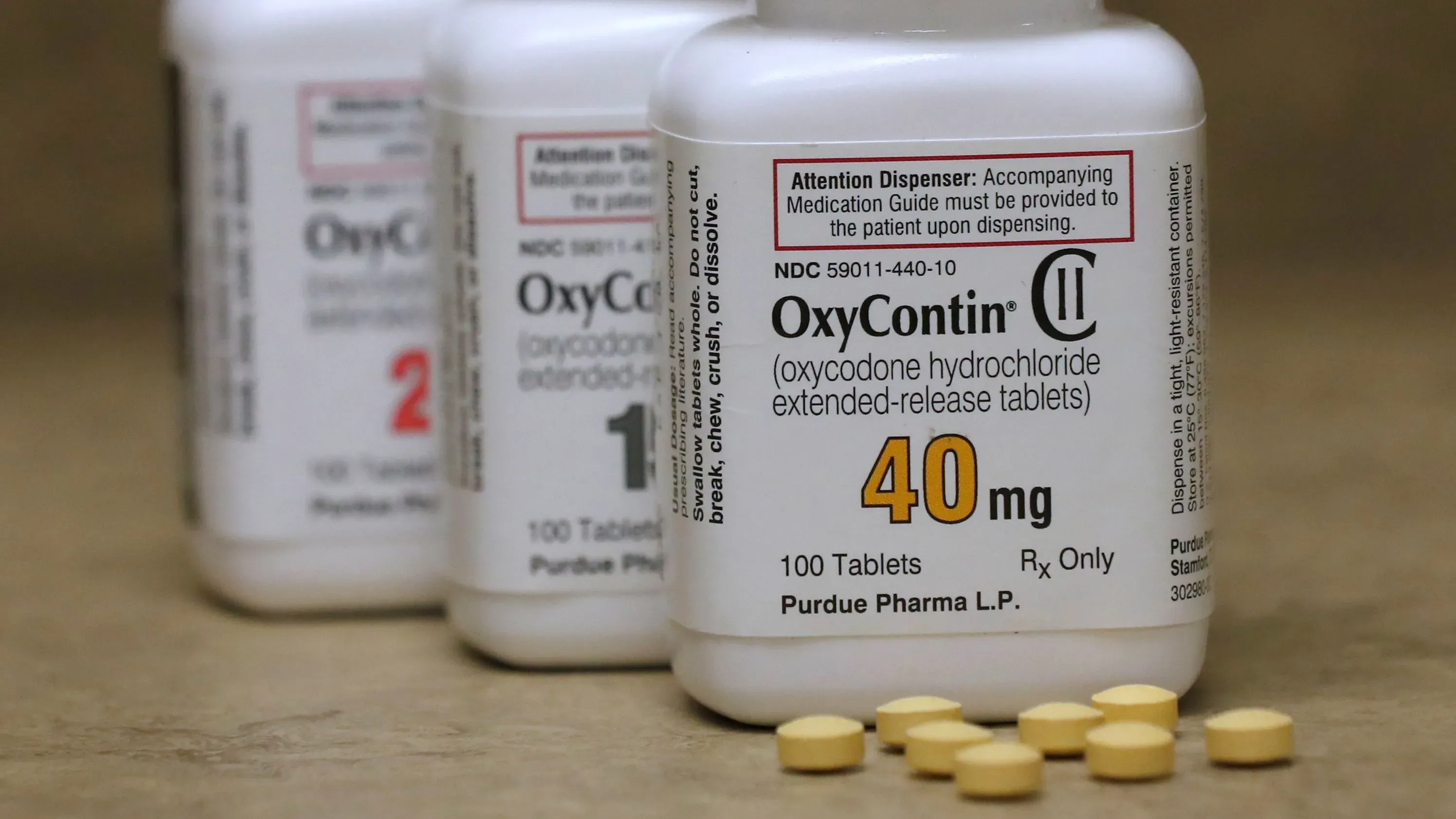 زجاجة دواء OxyContin من شركة Purdue Pharma تحتوي على 100 قرص بتركيز 40 ملغ، مع إرشادات للموزعين حول الاستخدام الآمن.