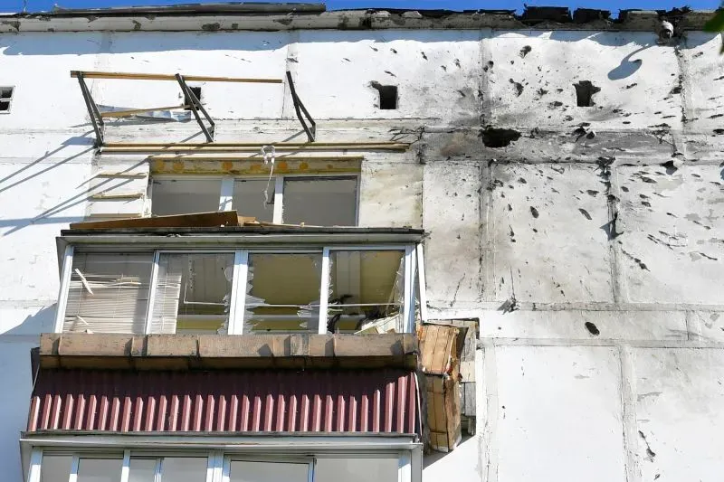 أضرار واضحة على واجهة مبنى في موسكو، حيث تظهر آثار هجمات بطائرات مسيرة، مما يعكس التوتر الأمني قبل عرض يوم النصر.