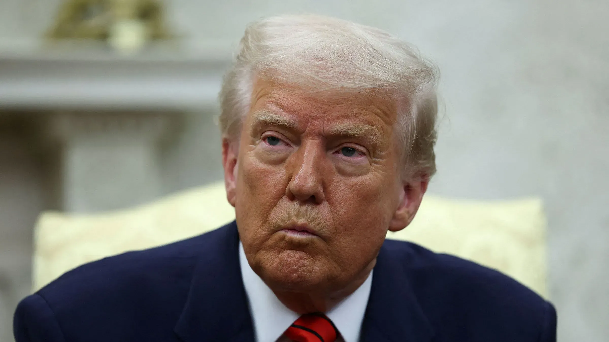 ترامب في المكتب البيضاوي، يعبر عن تفاؤله بشأن السلام في أوكرانيا، رغم التحديات التي تطرحها روسيا.