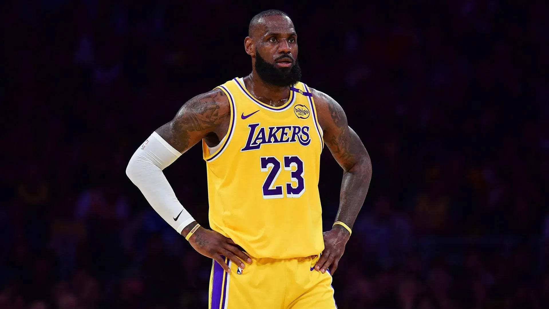 يظهر ليبرون جيمس، لاعب فريق لوس أنجلوس ليكرز، وهو يرتدي زي الفريق الأصفر، متأملاً في مستقبله بعد خروج الفريق من التصفيات.