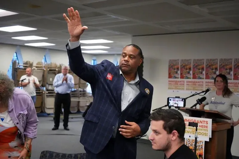 منافسة انتخابية في فيلادلفيا حيث يرحب لاري كراسنر بجمهور داعم، مع التركيز على قضايا العدالة الاجتماعية والأمن.