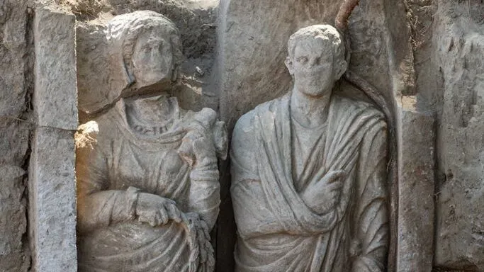 تمثالان جنائزيان رخاميان لرجل وامرأة، يعكسان مكانة الكاهنات في بومبي القديمة، خلال حفريات في مقبرة بورتا سارنو.