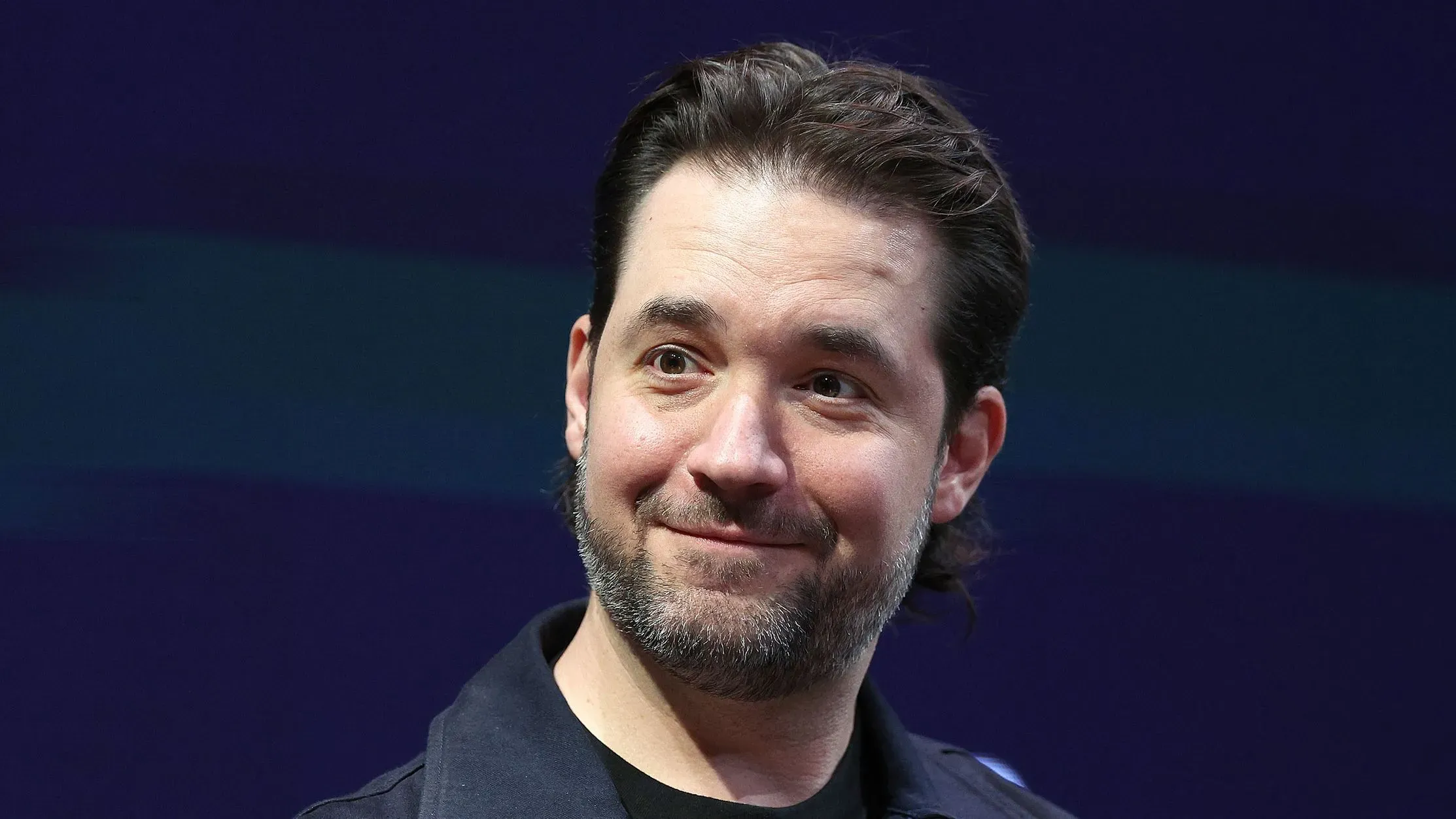 أليكسيس أوهانيان، مؤسس Reddit، يظهر مبتسمًا خلال إعلان استثماره في نادي تشيلسي للسيدات، مؤكدًا دعمه للرياضة النسائية.