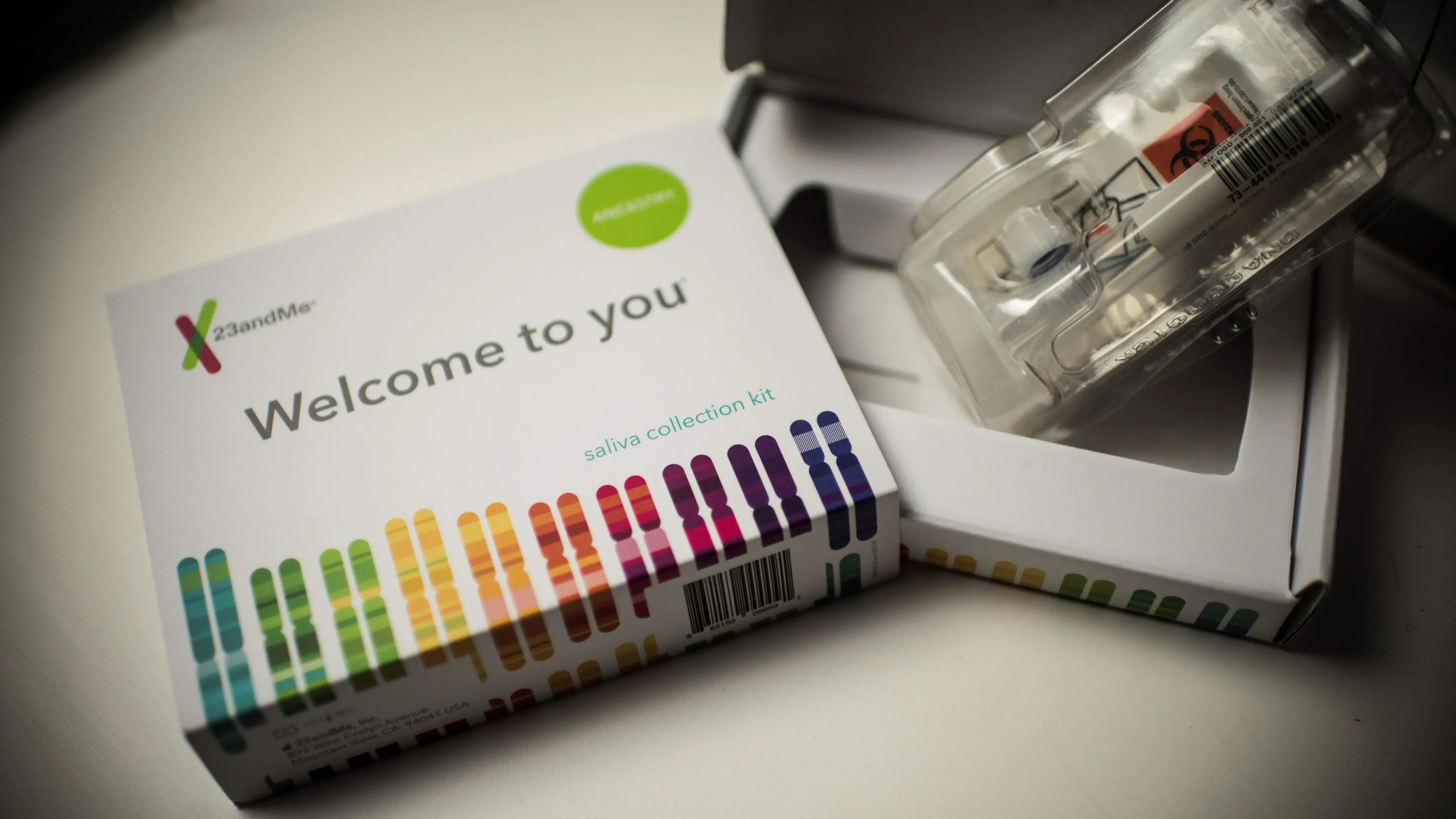 عبوة مجموعة اختبار اللعاب لشركة 23andMe مكتوب عليها "مرحبًا بك"، تشير إلى الاستحواذ المحتمل من قبل شركة ريجينيرون.