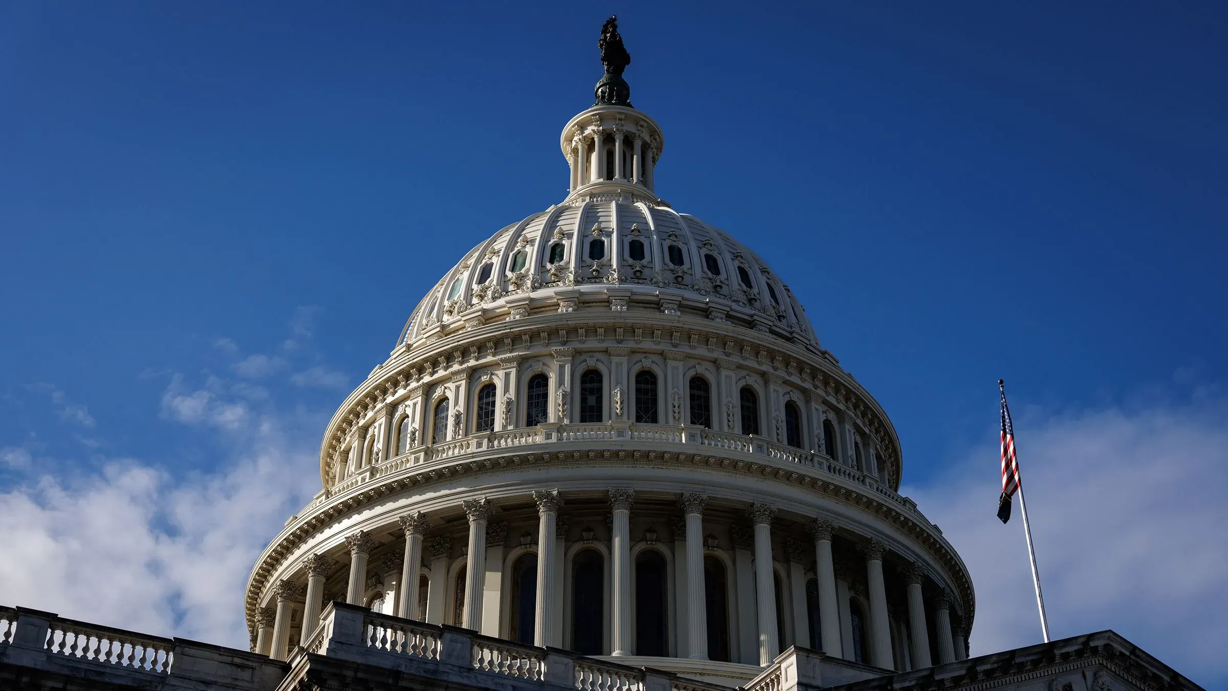 قبة مبنى الكابيتول الأمريكي تحت سماء زرقاء، تمثل مركز السلطة التشريعية في الولايات المتحدة وسط مناقشات حول إعادة رسم الدوائر الانتخابية.