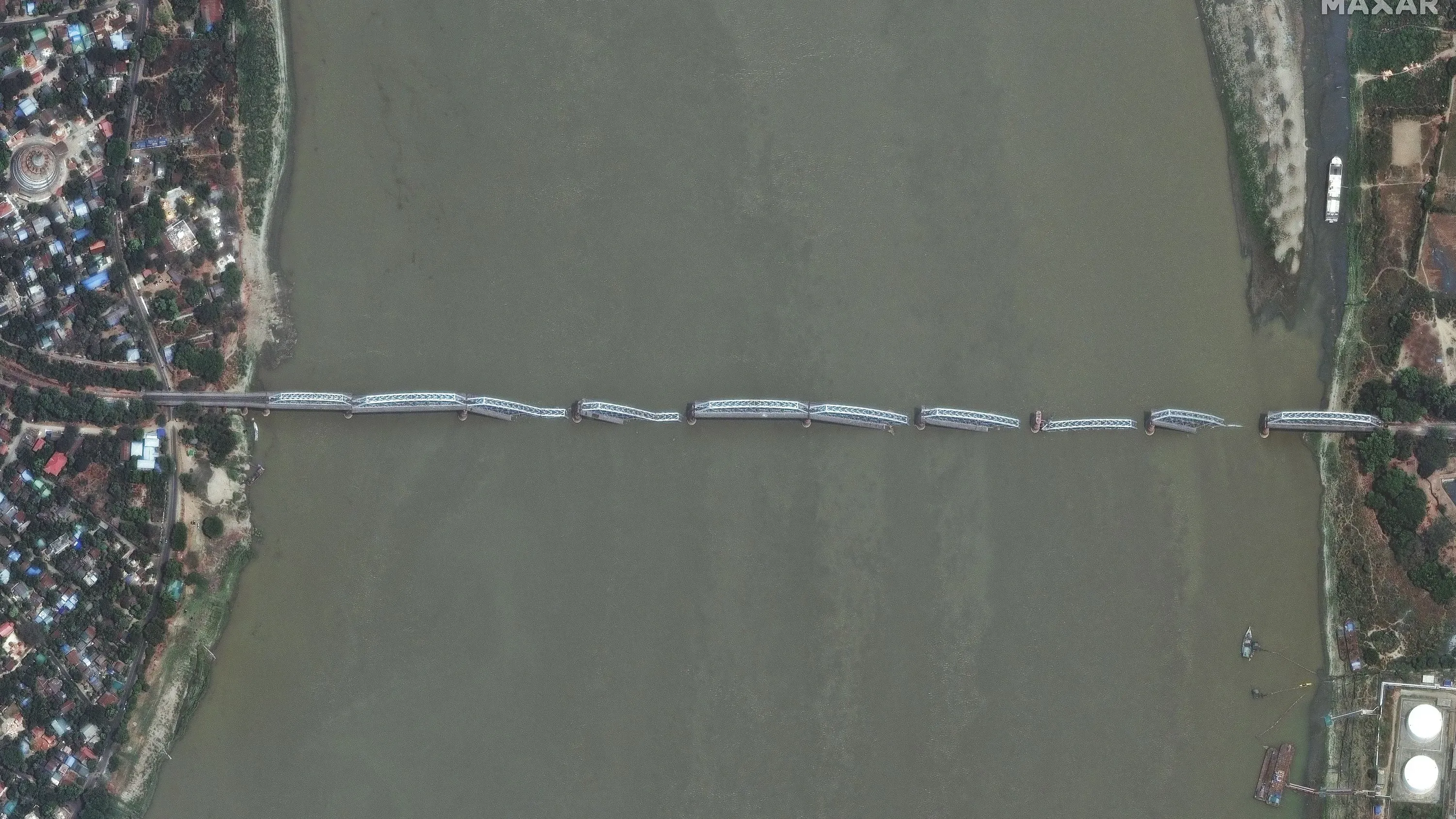 جسر متهدم في ميانمار بعد الزلزال المدمر، يظهر الأضرار الكبيرة التي لحقت بالبنية التحتية في المنطقة.