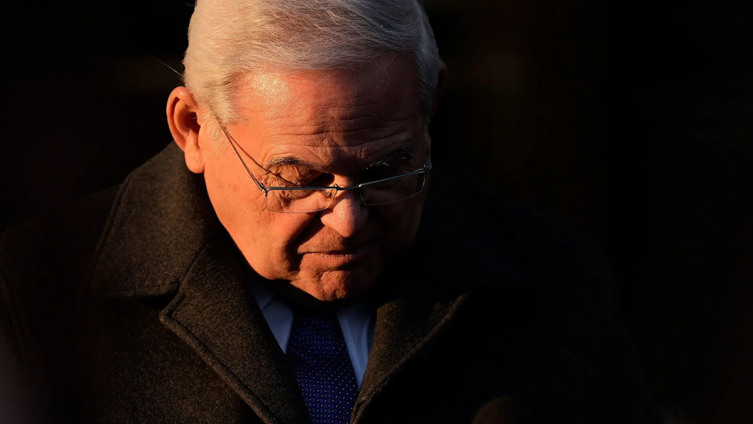 السيناتور السابق بوب مينينديز يبدو حزينًا أثناء مغادرته المحكمة، بعد الحكم عليه بالسجن 11 عامًا بتهم فساد.