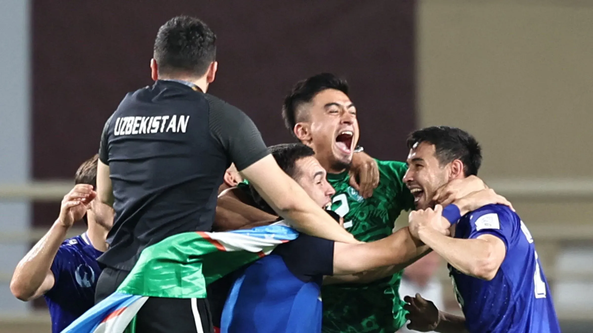 فرحة لاعبي منتخب أوزبكستان بعد تأهلهم التاريخي إلى كأس العالم، مع احتفالهم بالنجاح ورفع العلم الأوزبكي في ملعب المباراة.