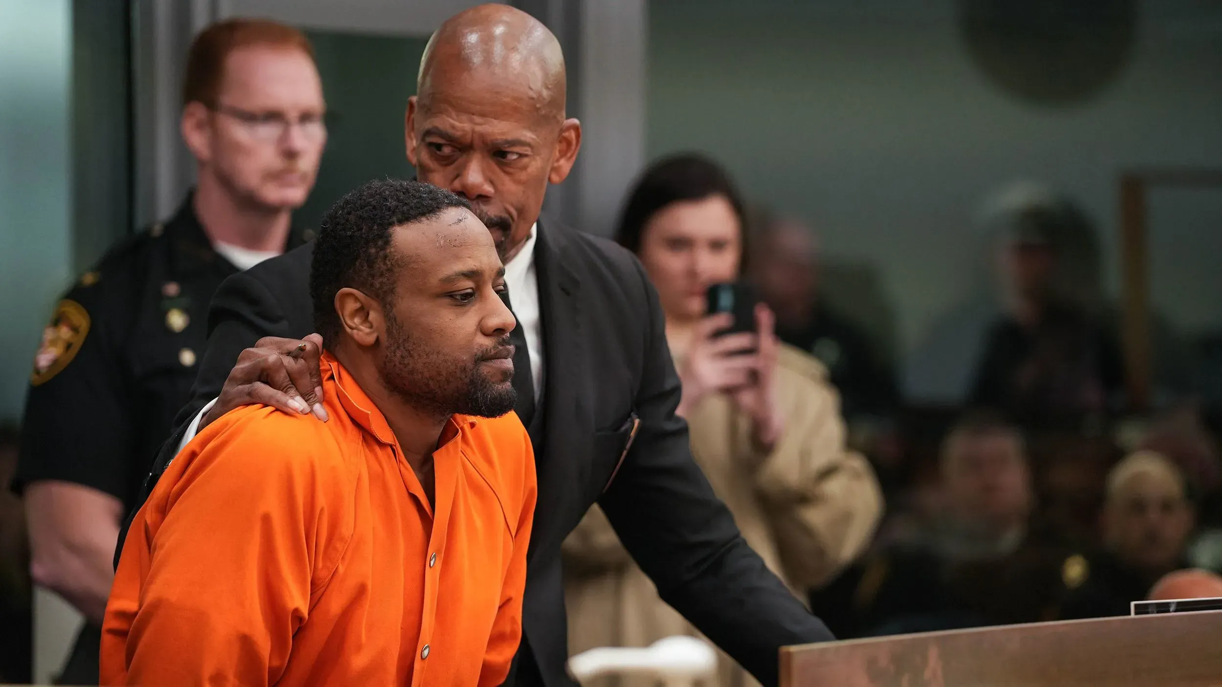 رودني هينتون جونيور يظهر في قاعة المحكمة مرتديًا زي السجن البرتقالي، حيث يواجه تهم القتل بعد حادث صدم نائب مأمور شرطة أوهايو.