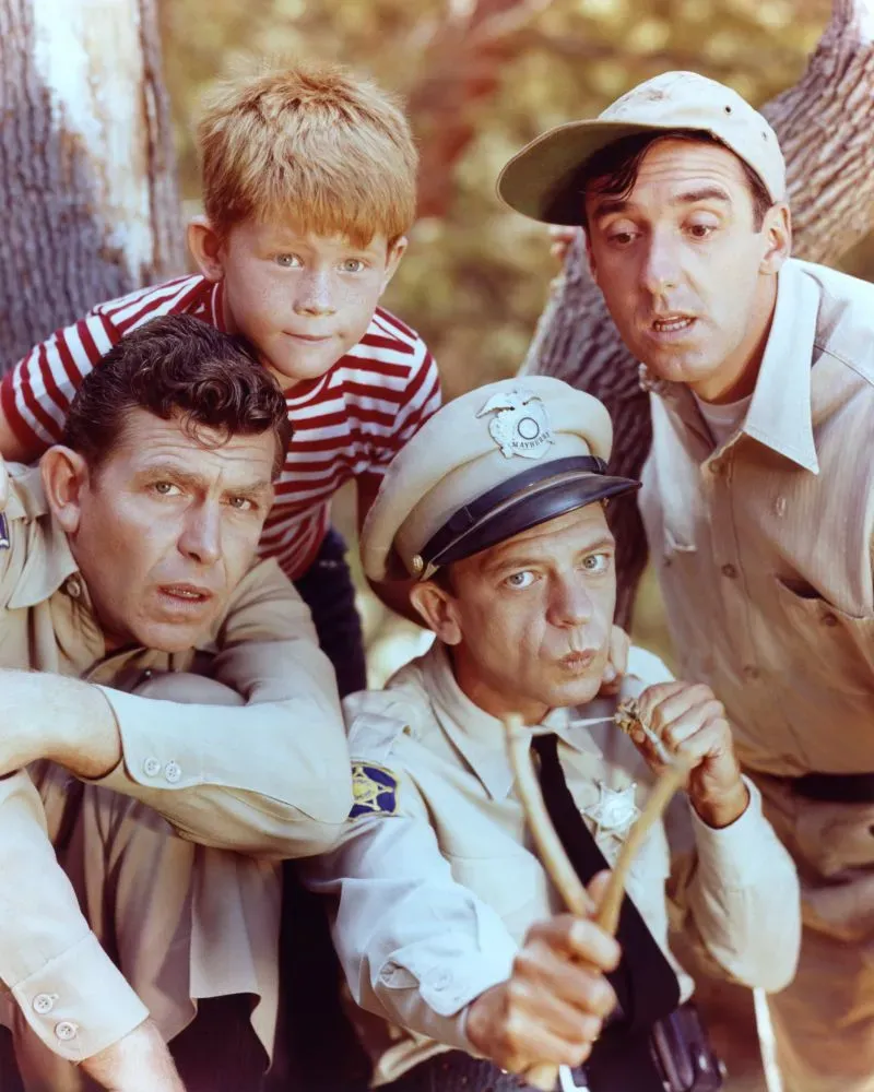صورة تاريخية لرون هوارد مع آندي غريفيث ودون نوتس، يظهرون في موقع تصوير مسلسل "The Andy Griffith Show" في التسعينيات.
