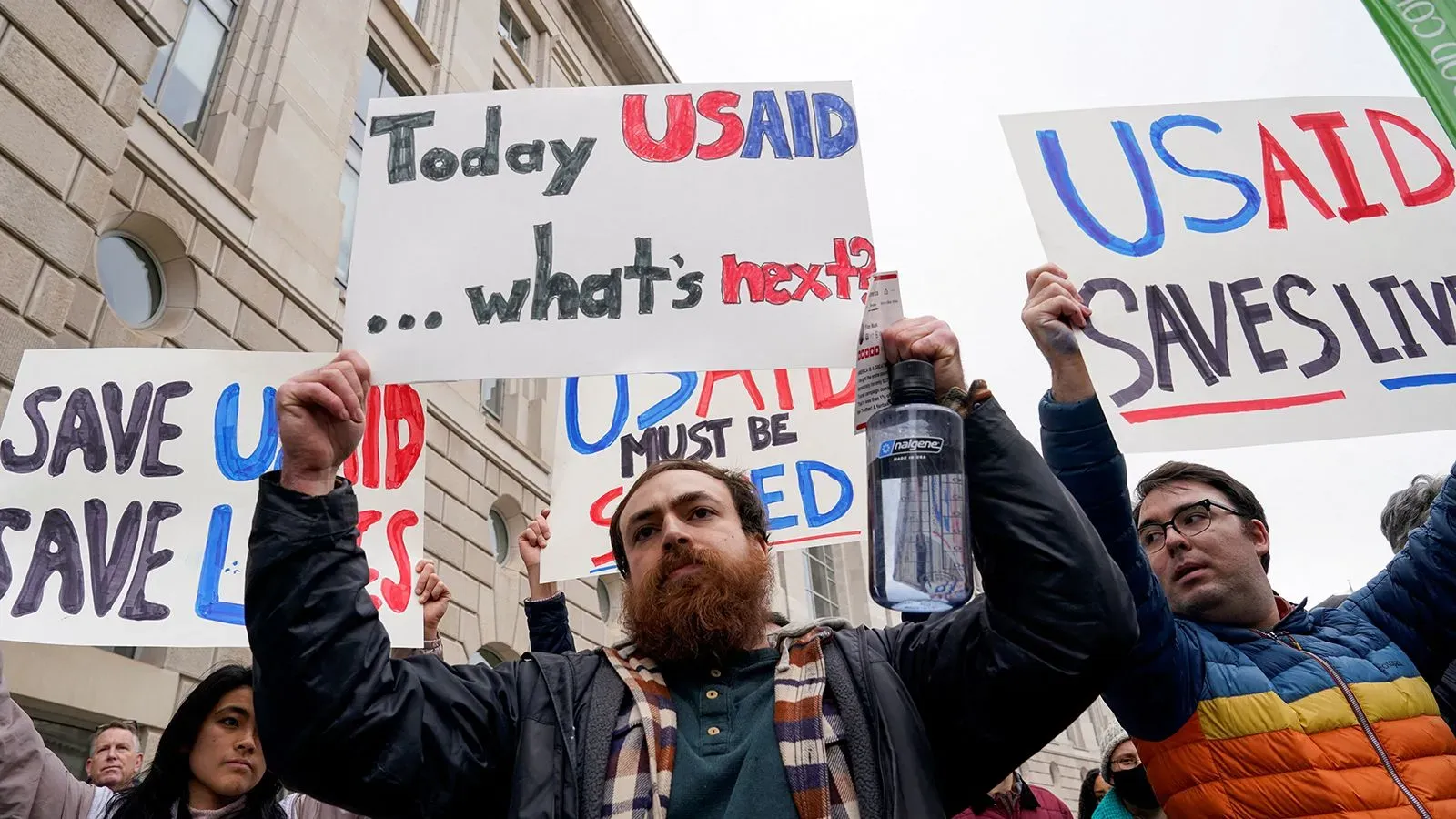 محتجون يحملون لافتات تدعو لحماية برامج الوكالة الأمريكية للتنمية الدولية (USAID) في ظل خطط إلغاء 83% من برامجها.