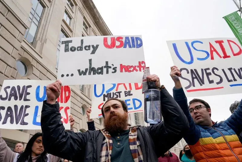 محتجون يحملون لافتات تدعو لحماية الوكالة الأمريكية للتنمية الدولية (USAID) ويعبرون عن مخاوفهم بشأن مستقبل المساعدات الخارجية.