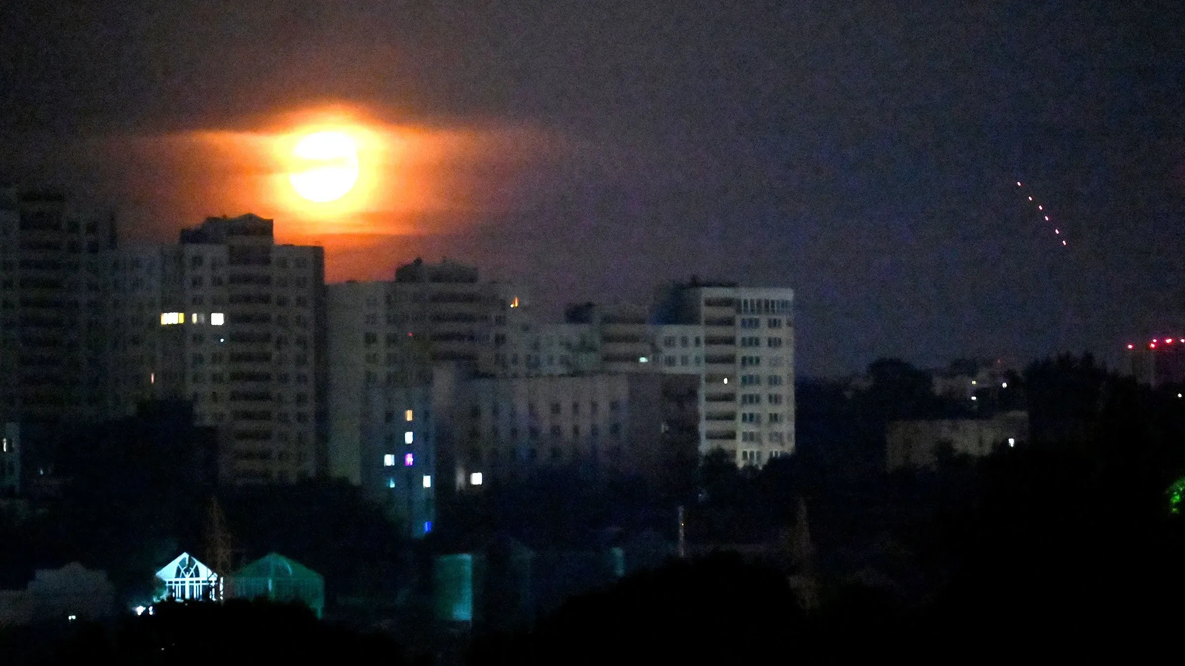 هجوم جوي ليلي على مدينة لوتسك الأوكرانية، مع ظهور أضواء في السماء نتيجة الطائرات بدون طيار، وسط تصاعد التوترات العسكرية.