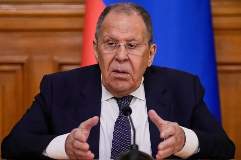 لافروف يتحدث في مؤتمر صحفي، مع العلم الروسي خلفه، معبرًا عن مواقف روسيا بشأن السلام في أوكرانيا وضمانات الأمن.