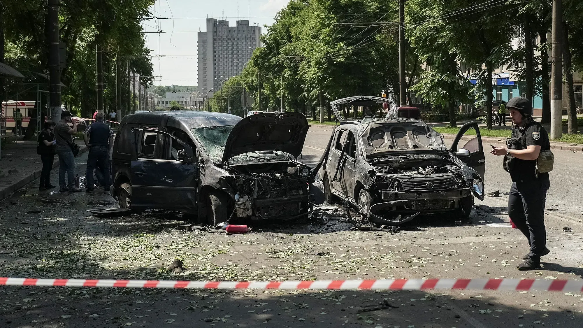تظهر الصورة سيارات مدمرة في منطقة سومي بأوكرانيا، مع وجود عناصر من الشرطة، بعد هجوم صاروخي أدى إلى إصابات.
