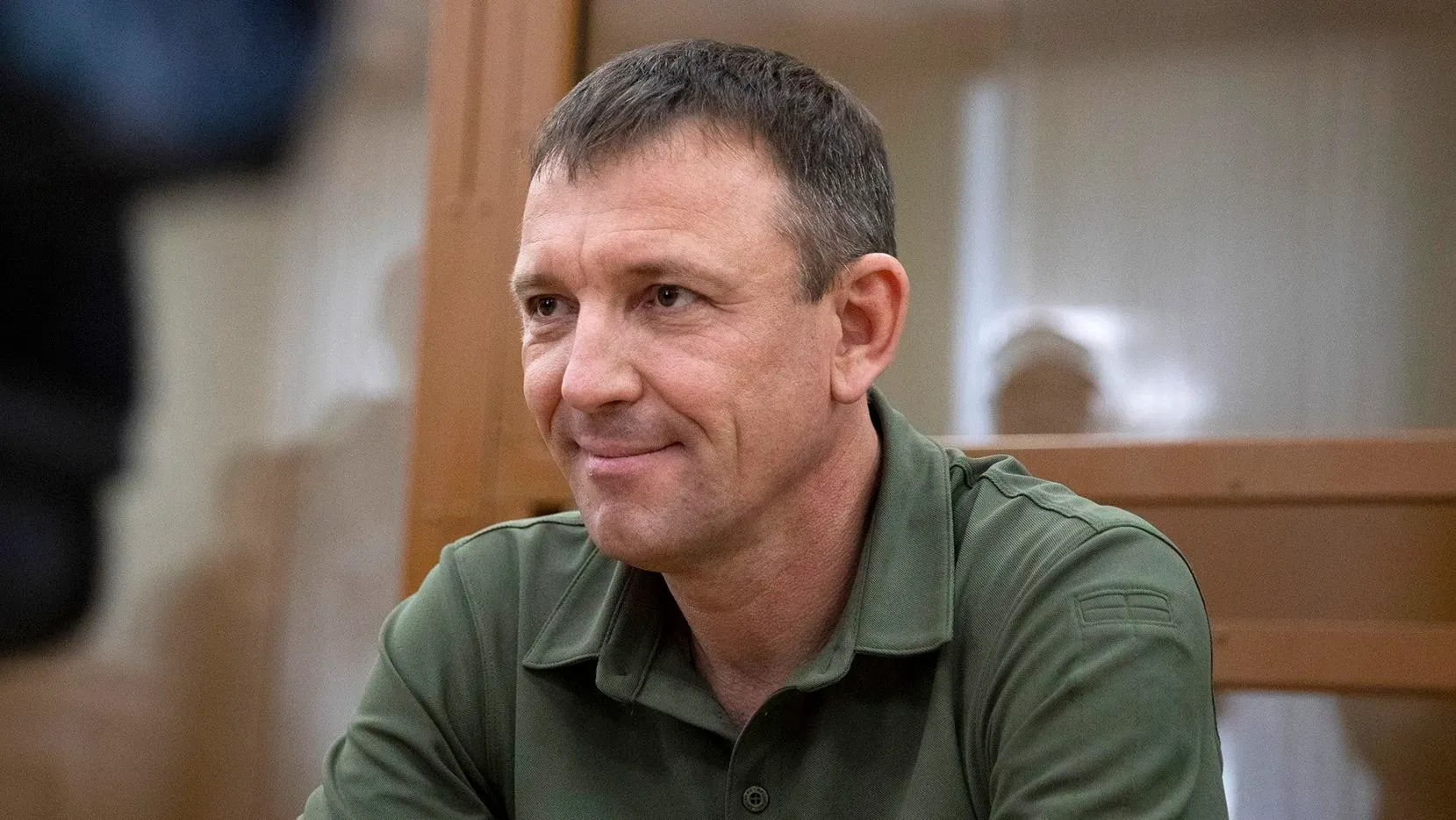 اللواء إيفان بوبوف، الجنرال الروسي السابق، مبتسم أثناء جلسة قانونية، بعد عودته المحتملة إلى الجبهة في أوكرانيا.