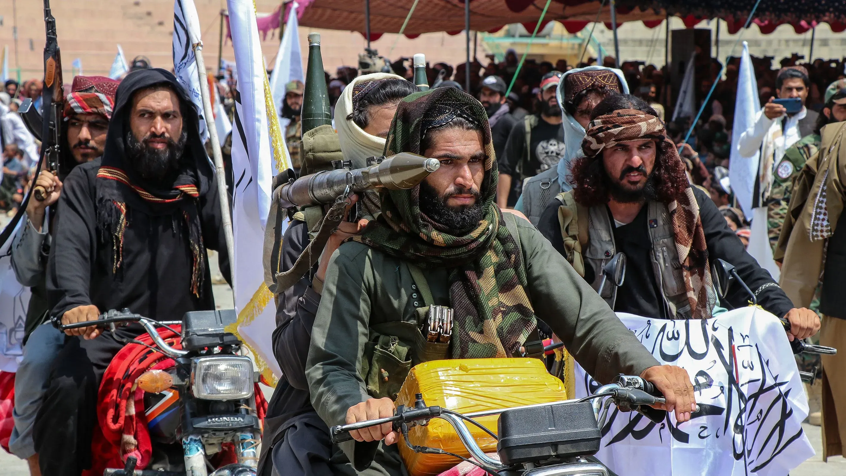 مقاتلو طالبان يشاركون في عرض عسكري، مع العلم المميز للجماعة، في سياق التطورات السياسية المتعلقة بأفغانستان.