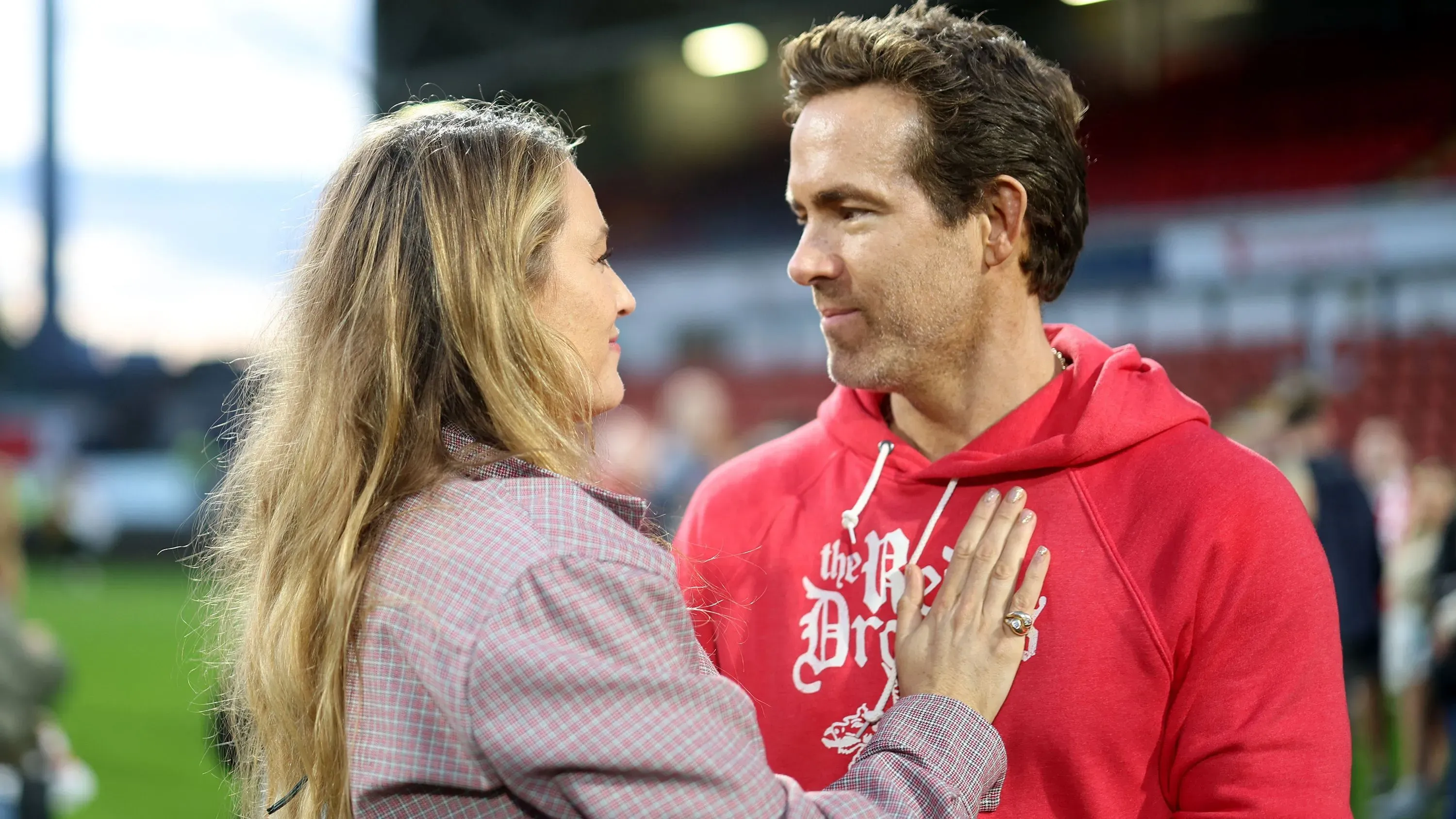 ريان رينولدز وزوجته بليك ليفلي يتبادلان الابتسامات في نادي ريكسهام بعد فوز الفريق، احتفالاً بالصعود إلى دوري التشامبيونشيب.