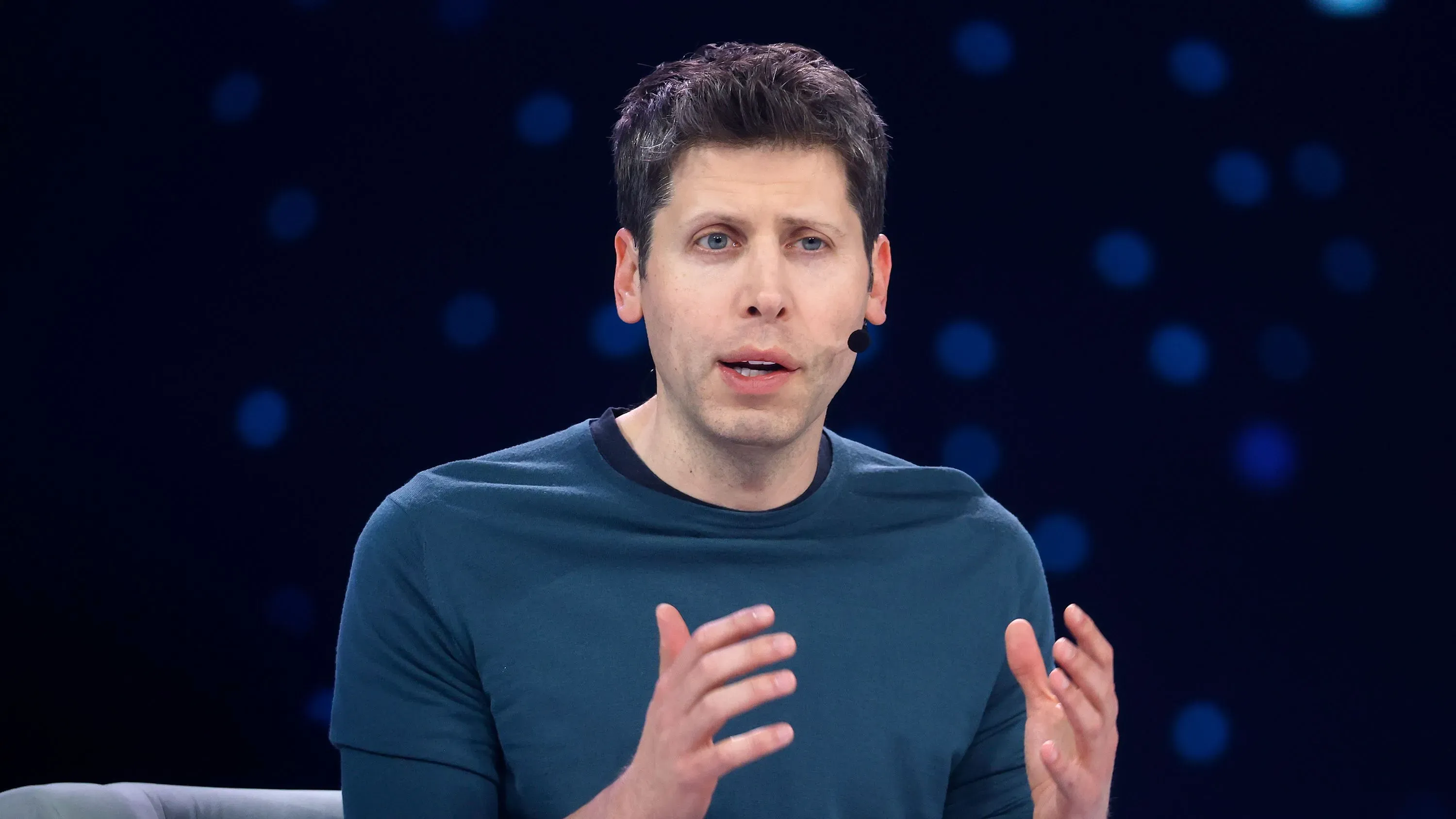 سام ألتمان، الرئيس التنفيذي لشركة OpenAI، يتحدث في بودكاست حول محاولات شركة Meta لاستقطاب موظفيه بمكافآت ضخمة.