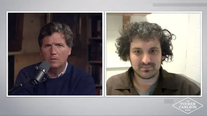 مقابلة بين تاكر كارلسون وسام بانكمان-فريد، حيث يناقشان الحياة في السجن وتأثيرها على موقفه السياسي وعالم العملات الرقمية.