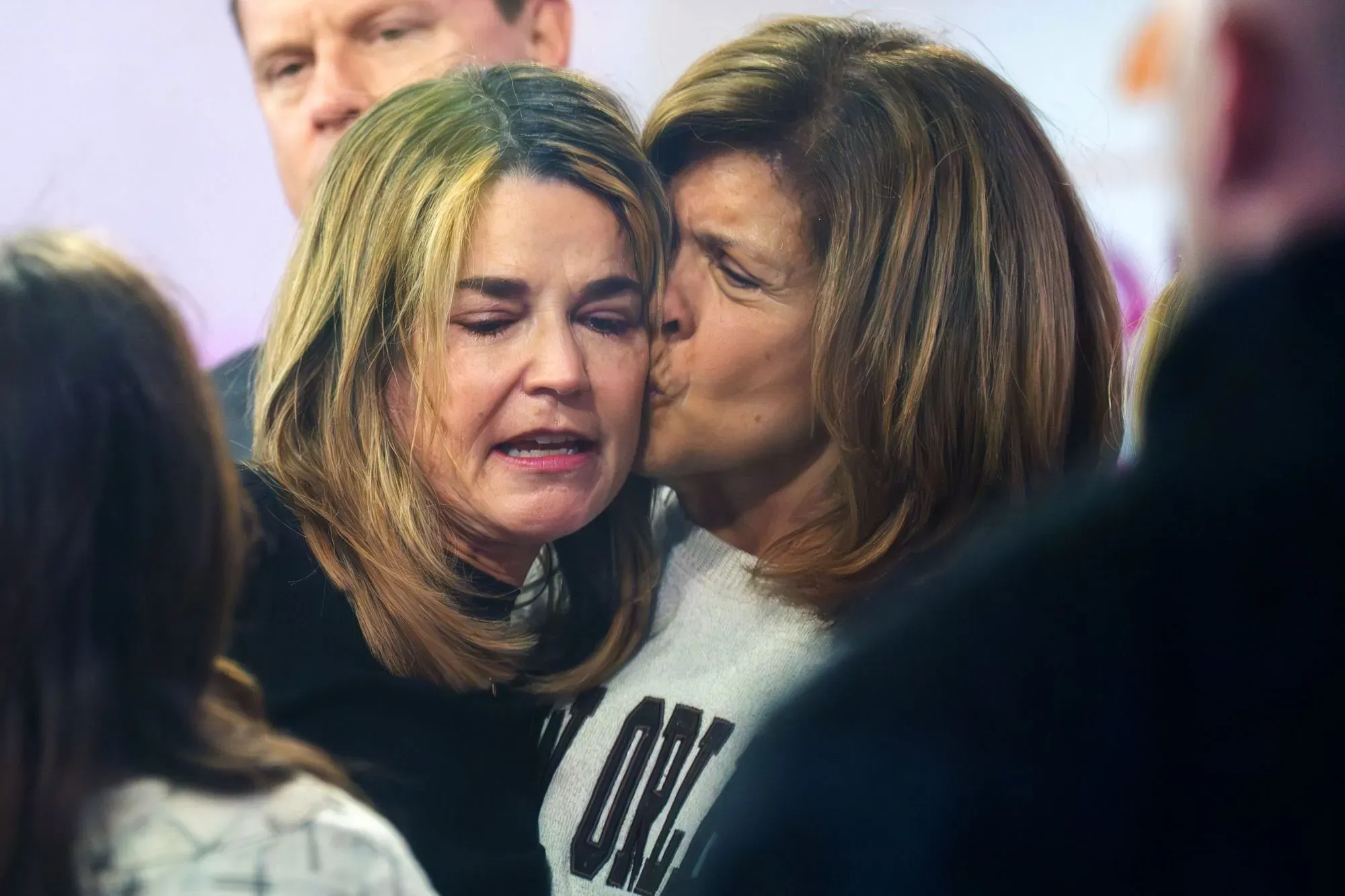 سافانا غوثري تتلقى الدعم من زملائها في برنامج "توداي" بعد اختفاء والدتها، حيث تعبر عن مشاعر القلق والأمل في العودة.