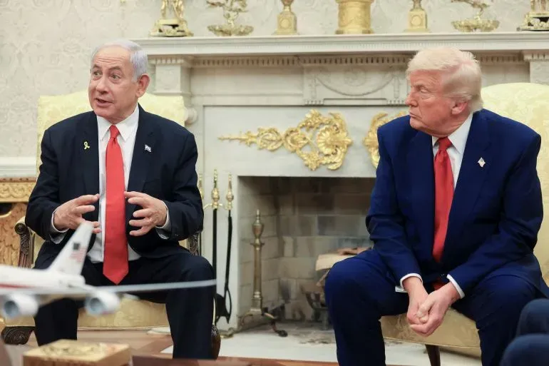 لقاء بين رئيس الوزراء الإسرائيلي بنيامين نتنياهو والرئيس الأمريكي دونالد ترامب في المكتب البيضاوي، حيث يناقشان القضايا المتعلقة بإيران.