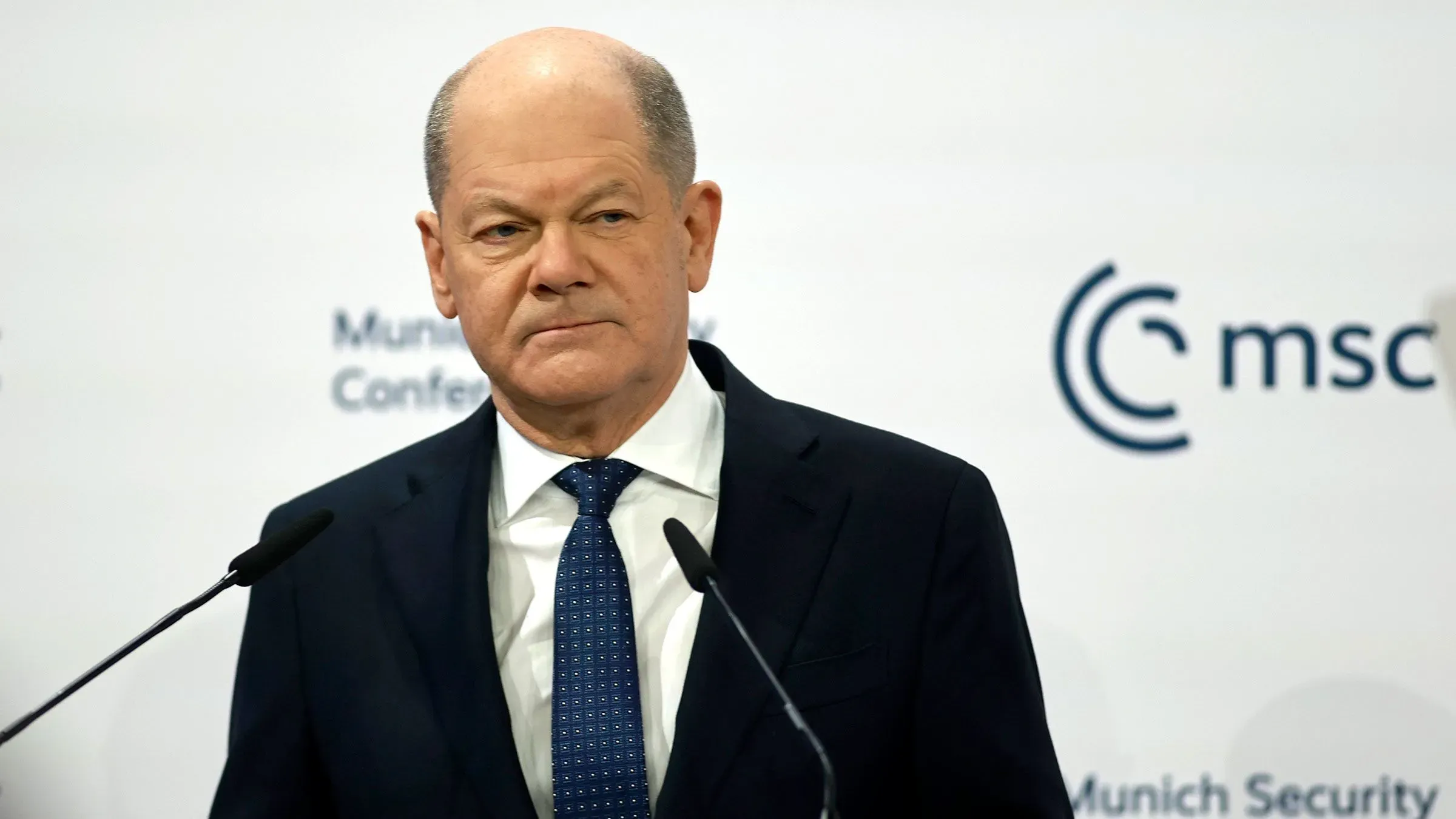 المستشار الألماني أولاف شولتز يتحدث في مؤتمر ميونيخ للأمن، مؤكدًا رفضه للتدخل الخارجي في الانتخابات الألمانية.