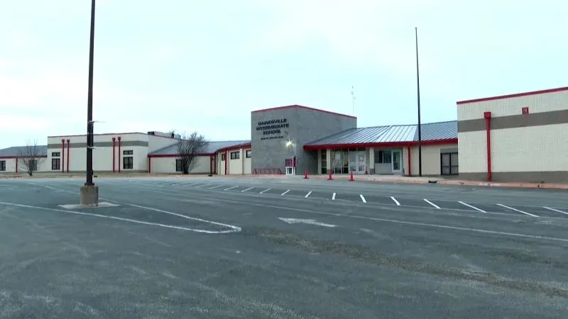 مدرسة غاينسفيل الابتدائية في تكساس، حيث وقعت أحداث تتعلق بالتنمر، وسط تحقيقات حول وفاة جوسلين روخو كارانزا.