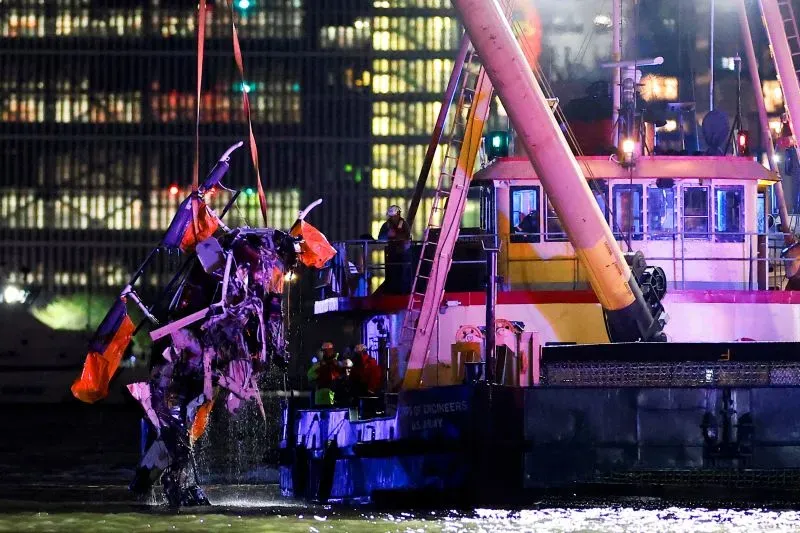 رفع عمال الإنقاذ حطام مروحية من نهر هدسون بعد حادث تحطم مميت، حيث أسفر عن وفاة ستة أشخاص، بينهم ثلاثة أطفال.