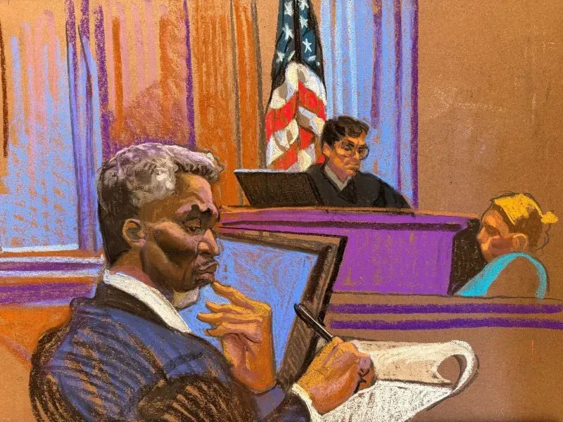 شون "ديدي" كومبس في قاعة المحكمة خلال محاكمته بتهمة الاتجار بالجنس، مع القاضي وشاهد في الخلفية، في أجواء مشحونة.