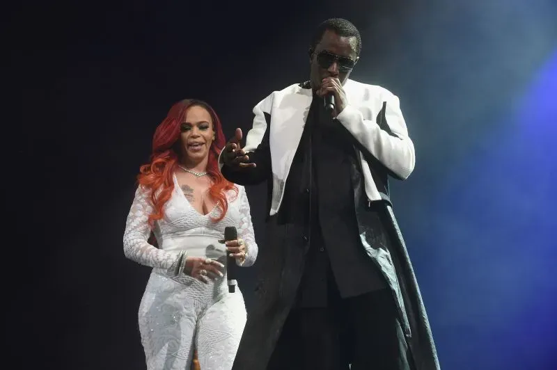 ماري ج. بليج تؤدي مع شون "ديدي" كومبس على المسرح، حيث تحتفل بمسيرته الموسيقية وتقدمه كأيقونة عالمية.