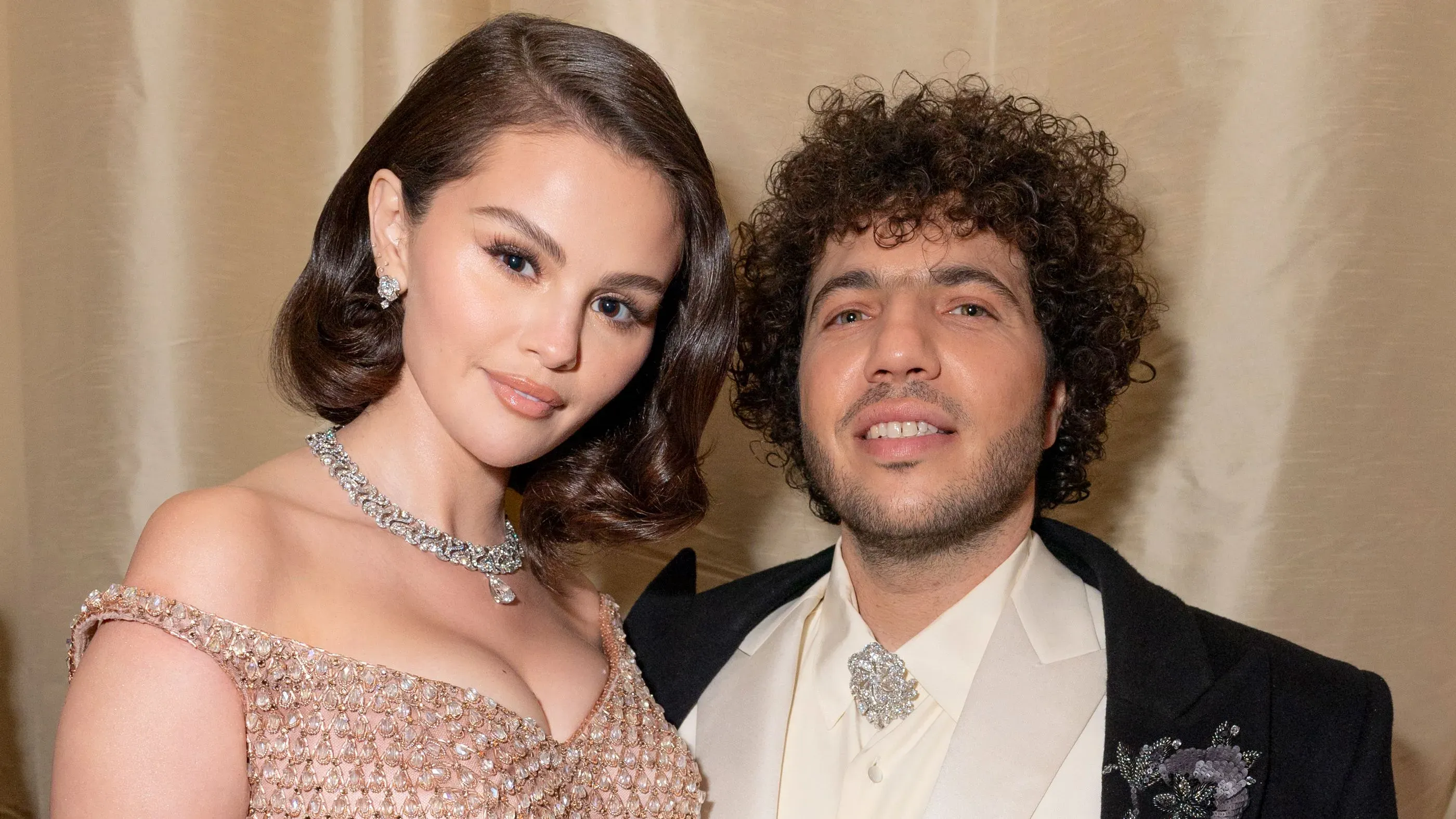 سيلينا غوميز وبيني بلانكو في مناسبة رسمية، حيث يتبادلان الابتسامات، مع التركيز على أزيائهما الأنيقة. يروجان لألبومهما المشترك "قلت أحبك أولاً".