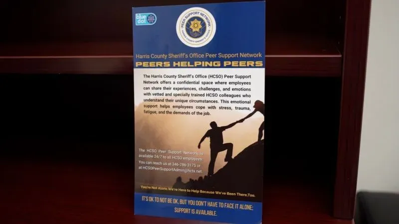 شبكة دعم الأقران لمكتب شريف مقاطعة هاريس تقدم مساحة سرية للموظفين لمشاركة تجاربهم والتعامل مع الضغوط النفسية.