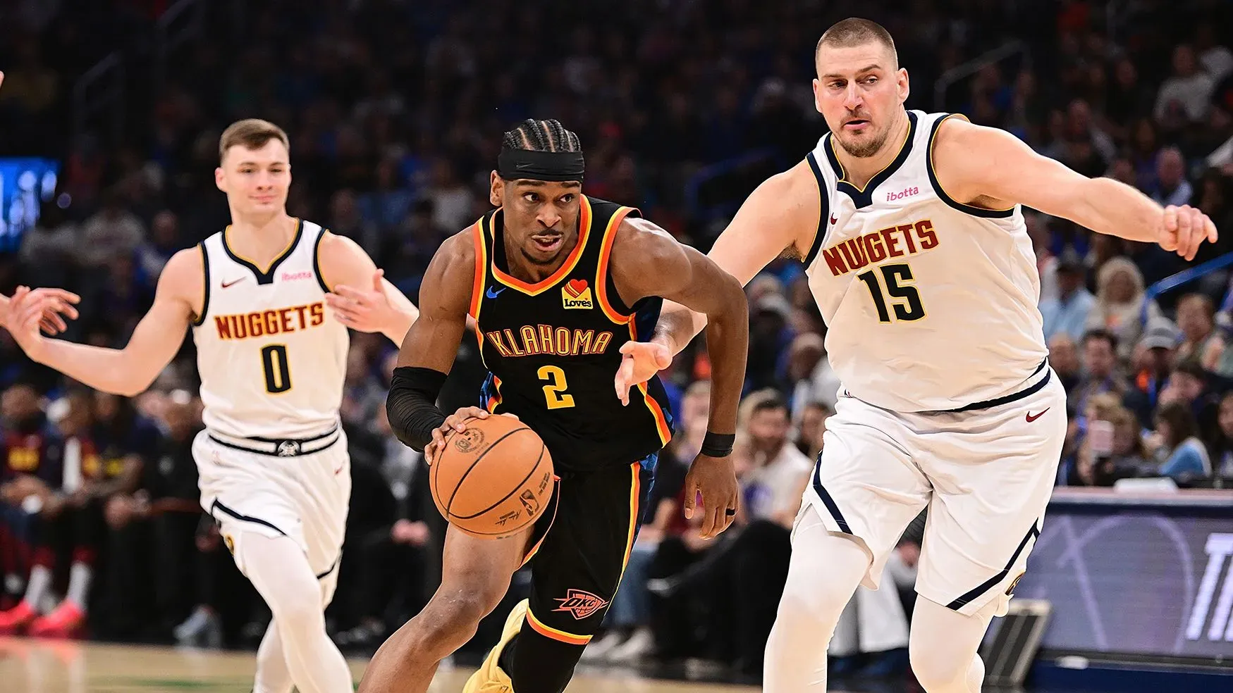 شاي جيلجيوس-أليكساندر يقود أوكلاهوما سيتي ثاندر في مباراة ضد دنفر ناجتس، مسجلاً 40 نقطة وسط منافسة مع نيكولا جوكيتش.