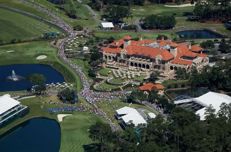 منظر جوي لنادي ساوجراس بلايرز، يظهر ملعب الجولف والمرافق المحيطة به، مع تجمع حشود من المشجعين حول الفناء الخارجي.