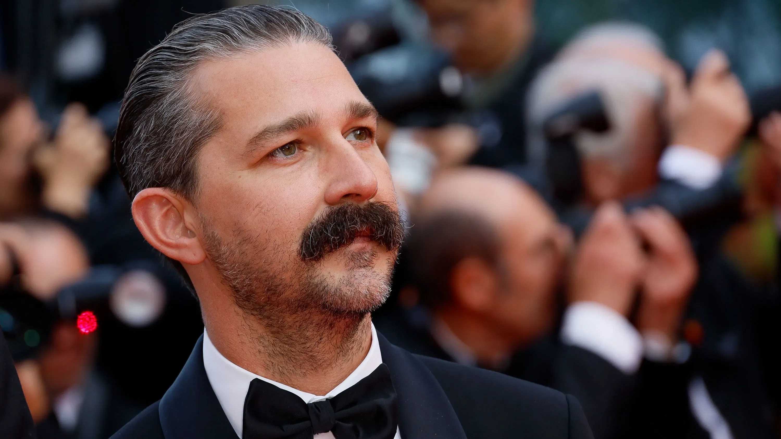 شيا لابوف في مهرجان كان السينمائي، حيث يُعرض فيلمه الوثائقي "Slauson Rec" الذي يستكشف تجربته في المسرح التجريبي بلوس أنجلوس.